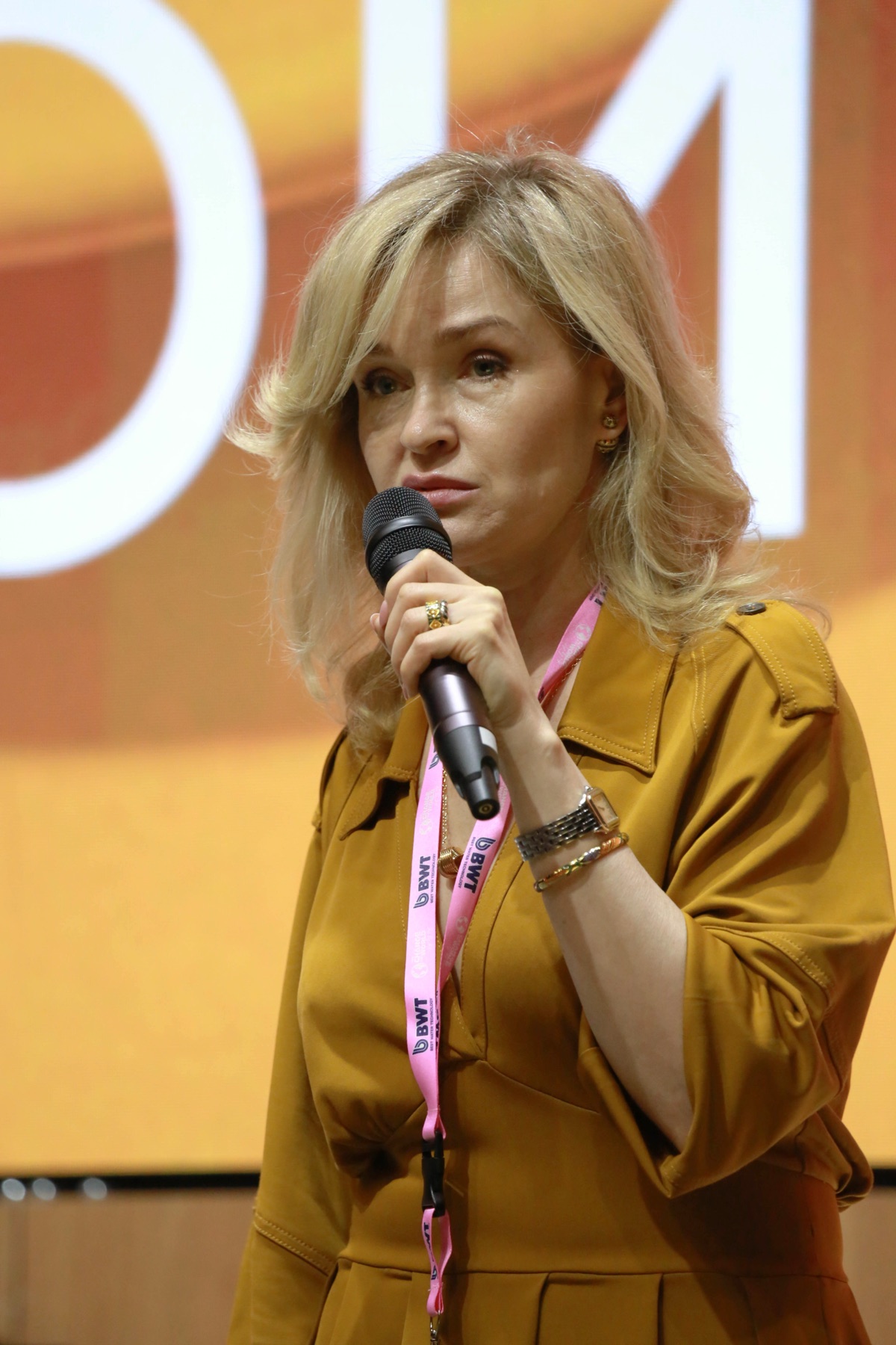 Ольга Пениоза с микрофоном на Coffee Tea Cacao Russian Expo
